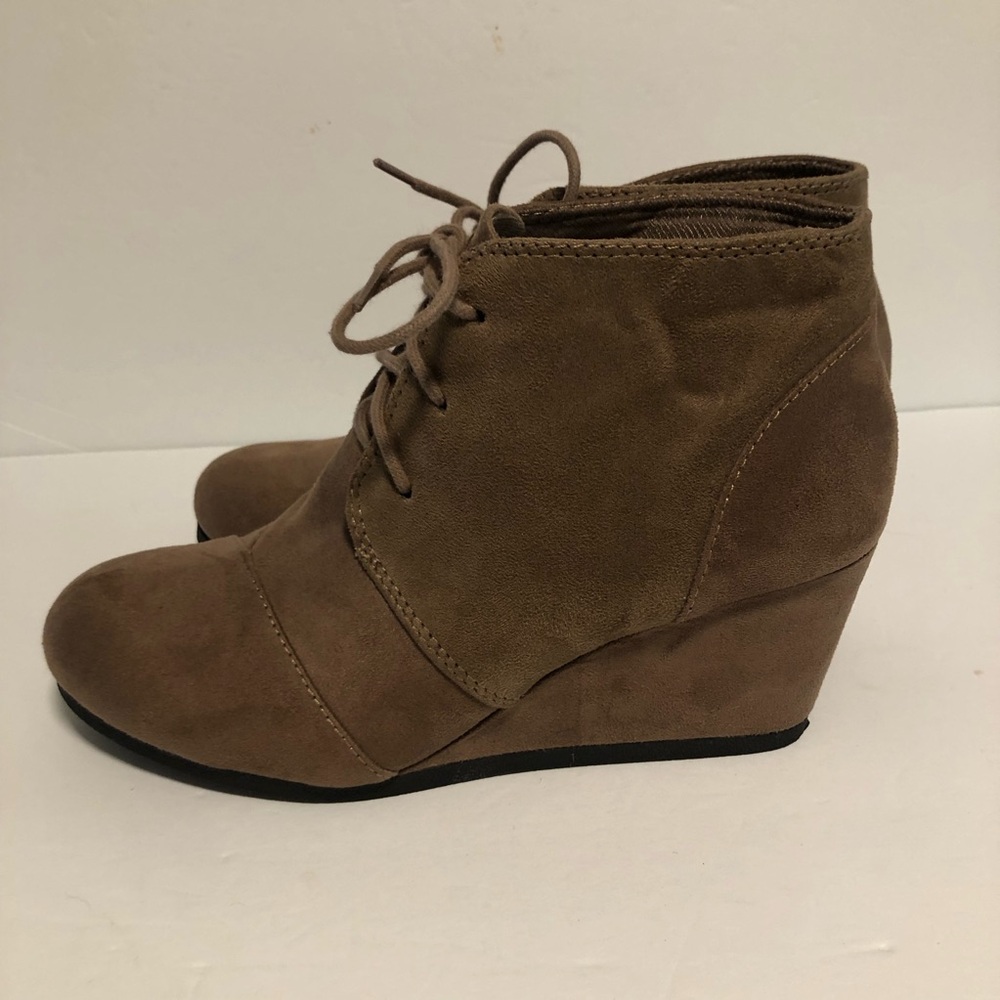 UNR8ED Womens Brown Wedged Ankle Bootie Lace Up Size 8M